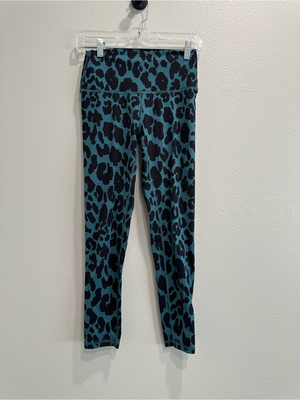 Fleo women’s medium  Teal and Black Animal Print Leggings,Yoga,activewear